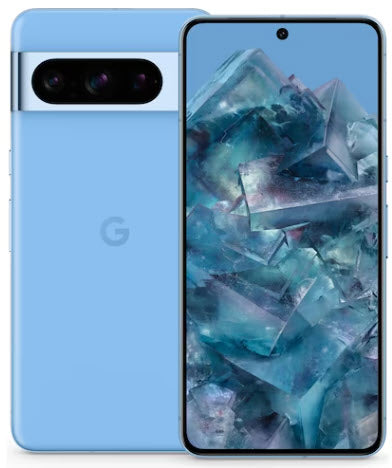 Hellblaues Smartphone mit einem geometrischen blauen Hintergrundbild auf dem Bildschirm, wobei die Rück- und Vorderansicht sichtbar ist.