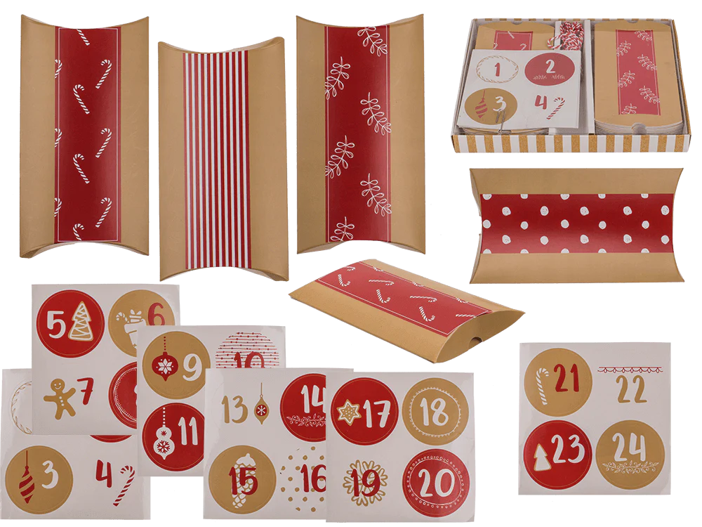 Verschiedene rote und braune Geschenkboxen, Umschläge und nummerierte Aufkleber für einen Adventskalender.