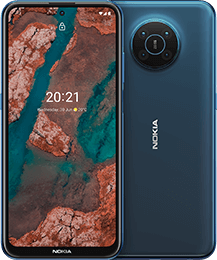 Ein blaues Nokia-Smartphone, auf dessen Frontdisplay die Uhrzeit und ein felsiges, an einen Fluss erinnerndes Hintergrundbild angezeigt werden.