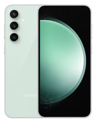 Ein weißes Samsung-Smartphone, das den vorderen Bildschirm und die dreifache Kamera auf der Rückseite zeigt.