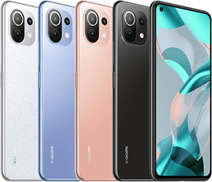 Vier Xiaomi-Smartphones in Silber, Blau, Pink und Schwarz, von hinten und von der Seite gezeigt, um Farben und Design zu zeigen.