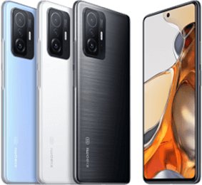 Drei Xiaomi-Smartphones in den Farben Blau, Weiß und Schwarz, die von hinten gezeigt werden, und ein Telefon, das seinen Bildschirm zeigt.