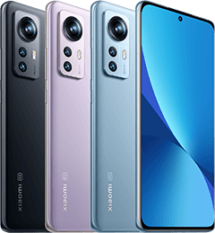 Drei Xiaomi-Smartphones in Schwarz, Lila und Blau, dargestellt von der Rückseite, neben einer Frontansicht.