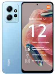 Hellblaues Redmi Note 12-Smartphone, auf dem das Display auf der Vorderseite mit den technischen Daten und der dreifachen Rückkamera zu sehen ist.