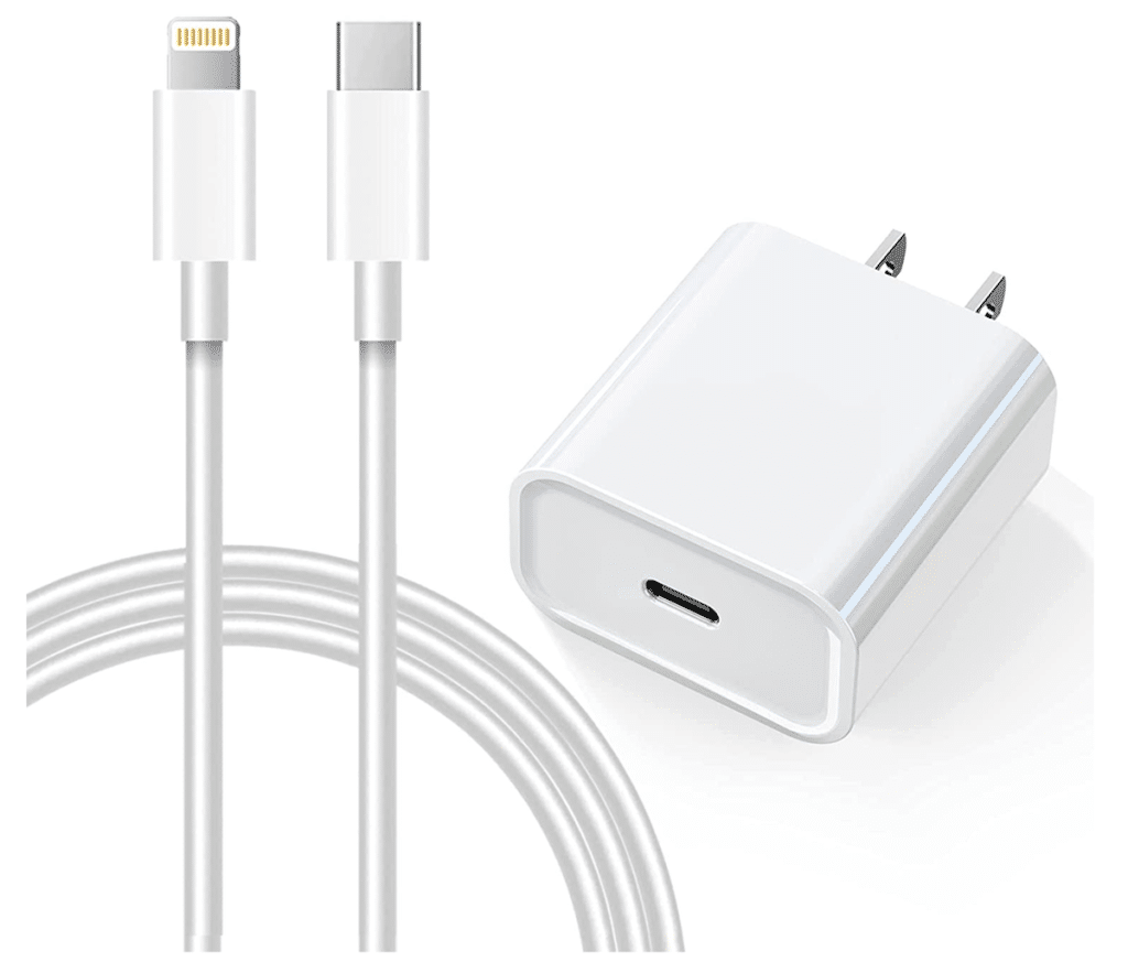 Weißes USB-C-Wandladegerät und USB-C-auf-Lightning-Ladekabel auf einfarbigem Hintergrund.