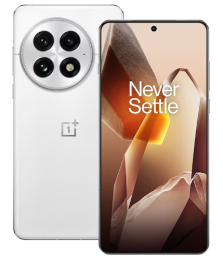 Vorder- und Rückansicht eines weißen Smartphones mit „Never Settle“-Bildschirmdesign und kreisförmiger Dreifachkamera.