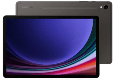 Zwei schwarze Samsung-Tablets, von denen eines einen bunten Bildschirm und das andere die Rückseite mit einer Kamera zeigt.