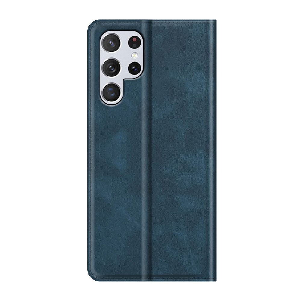 Die seidige Stand-Flip-Case-Hülle von Cover-Discount für das Galaxy S22 Ultra ist eine dunkelblaugrüne Kunstlederhülle mit faltbarem Klappdeckel, der die zahlreichen Kameraobjektive auf der Rückseite des Telefons in Szene setzt.