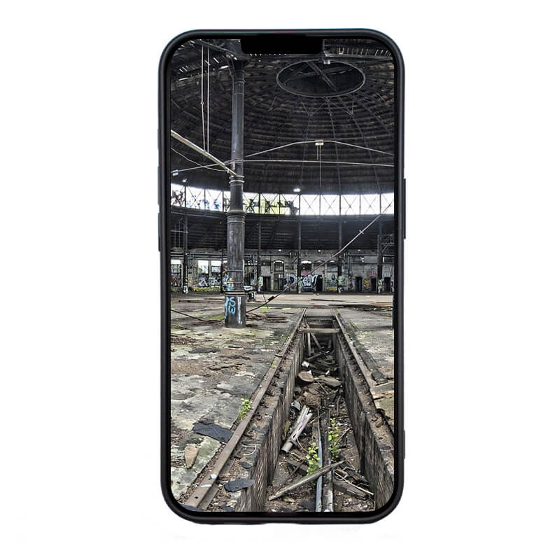 Das JT Berlin iPhone 16e – JT Pankow Soft MagSafe zeigt das Bild eines mit Graffiti bedeckten, verlassenen Industriegebäudes voller Schutt.