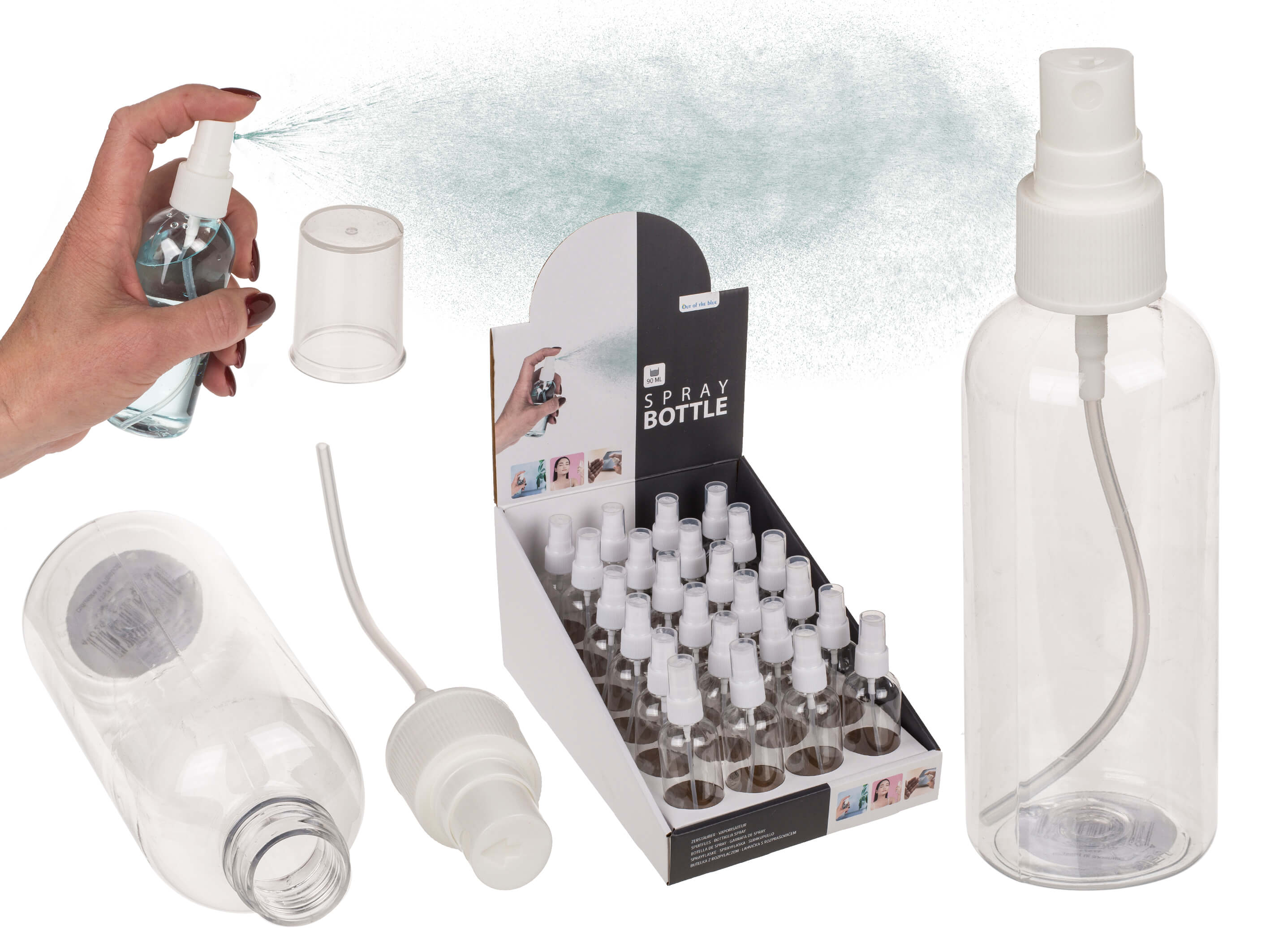 Eine Hand sprüht Flüssigkeit aus einer Out of the blue 3er-Set Zerstäuber-Sprühflasche (100 ml) und erzeugt einen feinen Nebel. In der Nähe stehen weitere leere Flaschen.