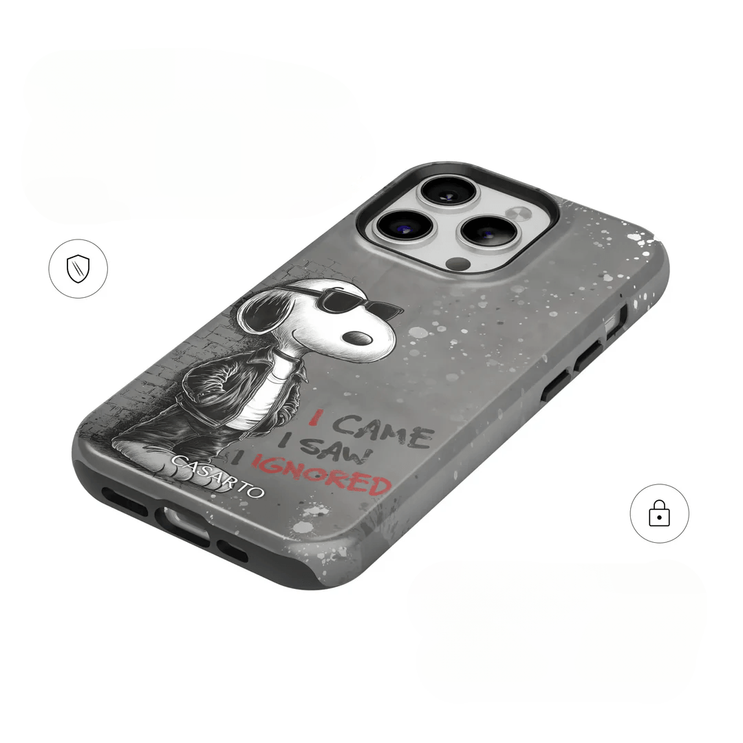 Die Cover-Discount iPhone 15 Pro Max - Casarto Handyhülle mit MagSafe ist eine graue Hülle mit einem schwarz-weißen Hunde-Cartoon und dem Text "I CAME I SAW I IGNORED" in Rot und Schwarz - eine lustige Designertasche für jeden Hundeliebhaber.