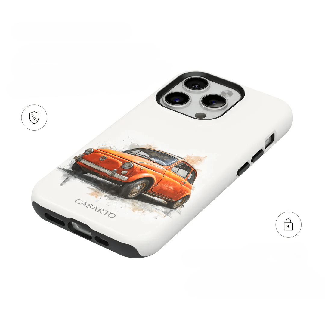 Die iPhone 17 Pro - Casarto Handyhülle Ciao Bella von Cover-Discount besteht aus einer weißen MagSafe-Hülle mit einem orangefarbenen Oldtimer und dem Schriftzug CASARTO" darunter, inspiriert vom italienischen Design. Eine limitierte Auflage für Autoliebhaber, die klassischen Stil suchen.