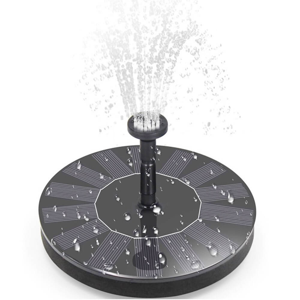 Der Cover-Discount Springbrunnen Wasser Fontäne Solar ist ein runder schwarzer Solarbrunnen mit nach oben gerichtetem Wasserstrahl und Oberflächentropfen, ideal für die Gartendeko. Abgebildet auf weißem Hintergrund.