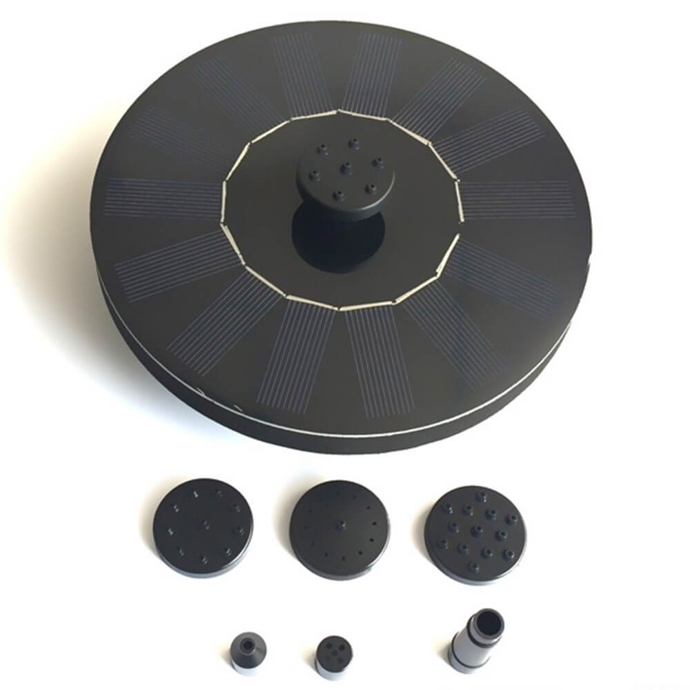 Der Cover-Discount Springbrunnen Wasser Fontäne Solar ist eine runde schwarze Springbrunnenpumpe mit vier Düsenaufsätzen und Anschlüssen, ideal als Gartendeko, abgebildet auf weißem Hintergrund.