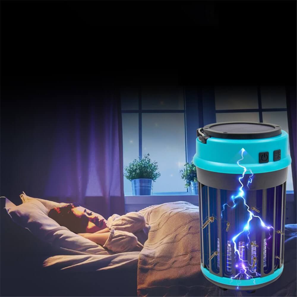 Eine Frau schläft, während die Cover-Discount Moskito-Killer Lampe USB oder Solar mit LED-Licht in der Nähe leuchtet und beruhigendes blaues Licht und Mückenschutz bietet.