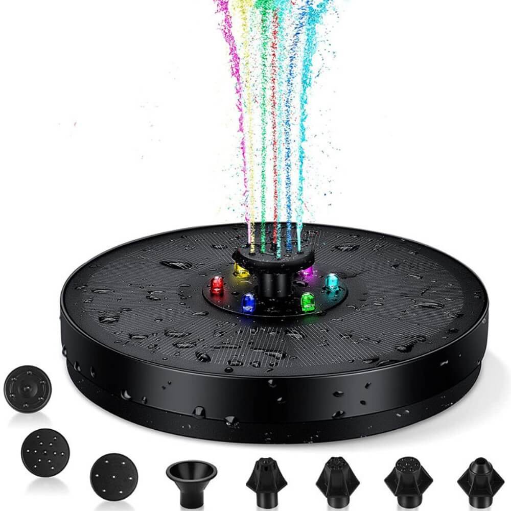 Der Cover-Discount Springbrunnen Wasser Fontäne Solar multicolor ist ein schwarzer, runder Wasserbrunnen mit LED-Beleuchtung, Solarpanel und mehreren austauschbaren Sprühdüsen.