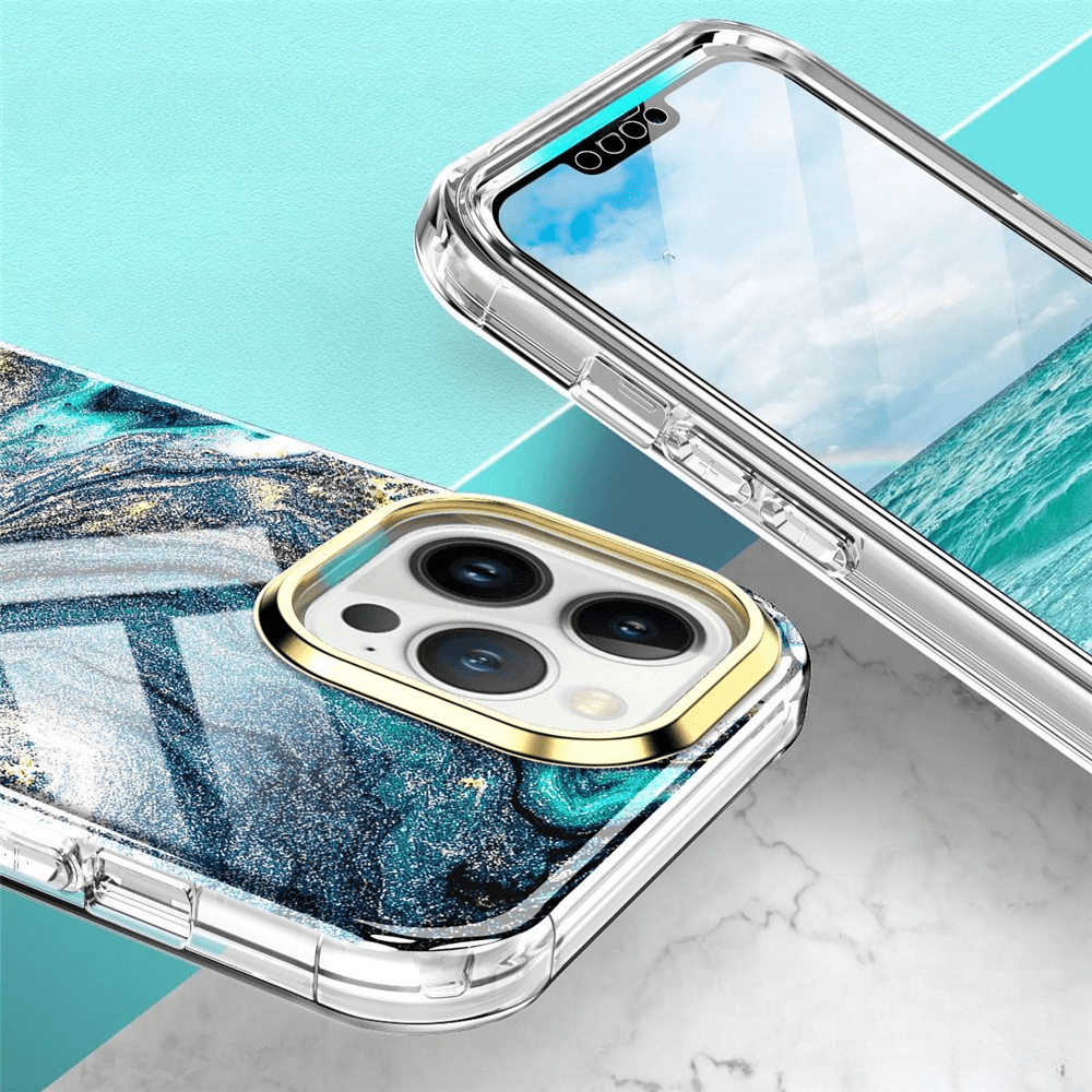Wir präsentieren zwei iPhone 14 Pro - Full Protection Schutzhüllen von Cover-Discount in transparenten Designs: eine mit Marmor, eine mit einem Strandmotiv. Diese Hybrid Schutzhüllen bieten stilvolle Goldakzente und zuverlässigen Schutz für Ihr Gerät.