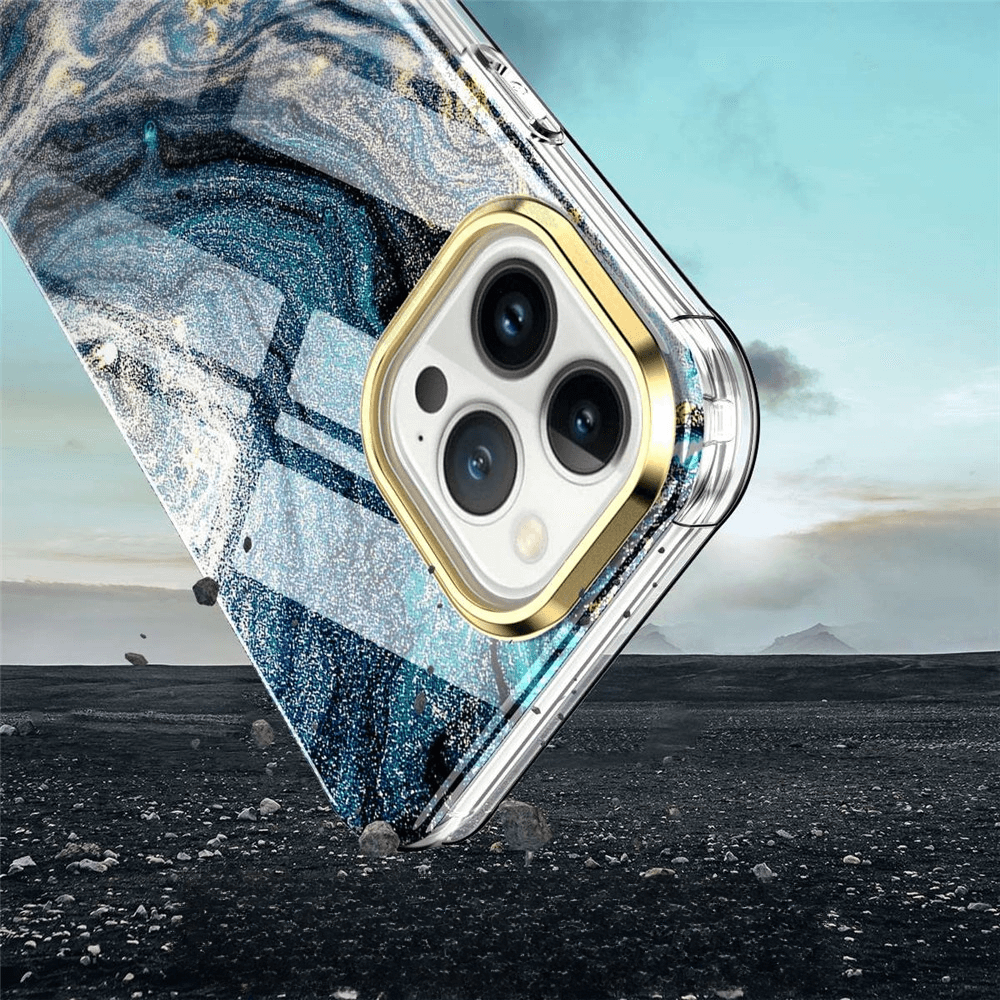 Ein iPhone 14 Pro mit einer marmorierten Vollschutzhülle von Cover-Discount fällt auf felsigen Boden, die Kameralinsen sind vor einem blauen Himmel zu sehen.
