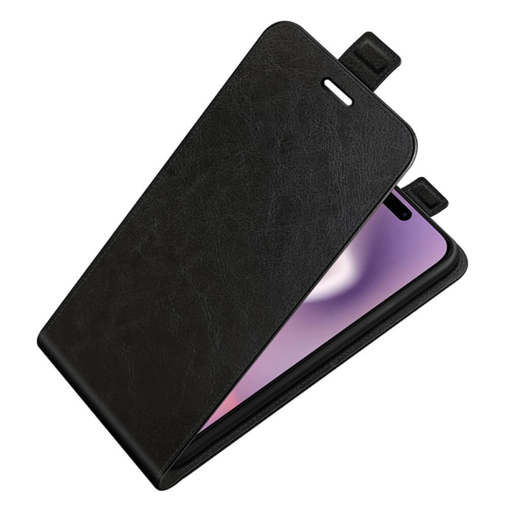 Das Cover-Discount iPhone 16 Pro – Klassisches Flip Case vertikal aus schwarzem Kunstleder ist teilweise geöffnet und gibt den Blick auf den Bildschirm des iPhone 16 Pro im Inneren frei.