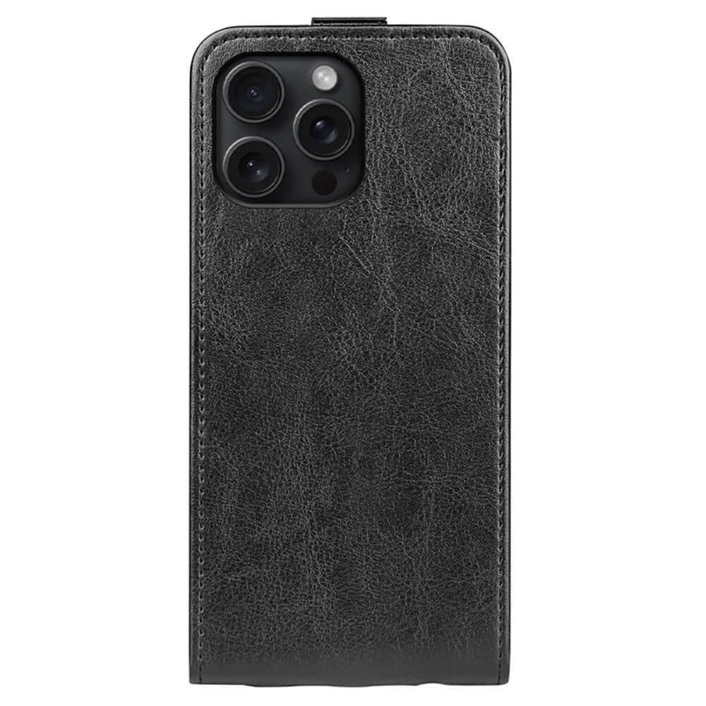Das Cover-Discount iPhone 16 Pro - Klassisches Flip Case vertikal aus schwarzem Kunstleder verfügt über eine präzise Kameraaussparung und wird von der Rückseite auf einem schlichten weißen Hintergrund angezeigt.