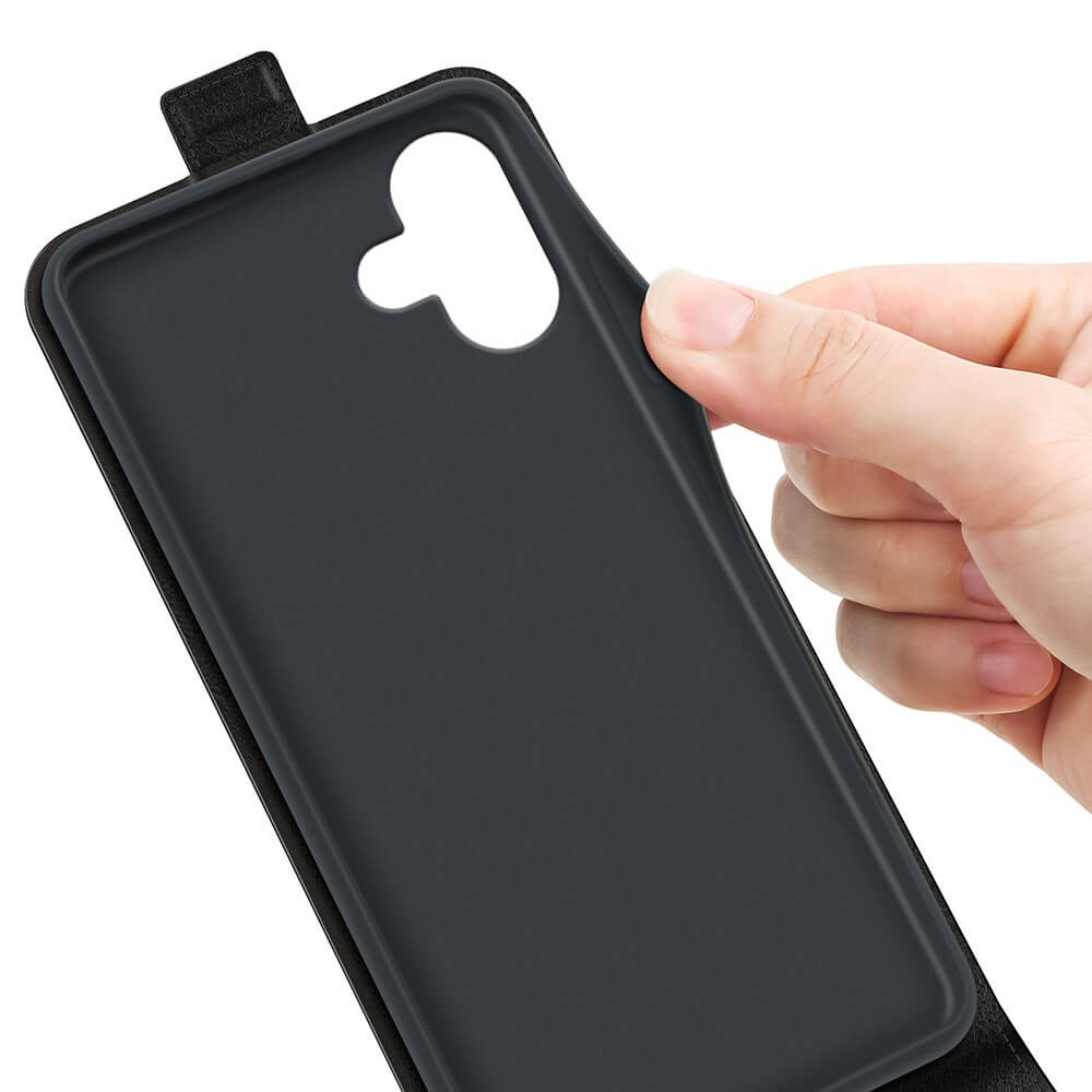 Eine Hand hält das Cover-Discount iPhone 16 – Klassisches Flip Case vertikal, eine flexible schwarze Hülle aus hochwertigem Kunstleder mit Kameraausschnitt.