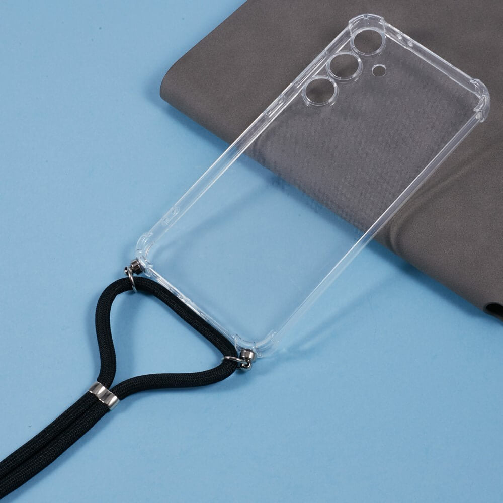 Die Galaxy S24 FE - Hülle mit Umhängeband von Cover-Discount aus klarem TPU präsentiert sich mit schwarzem Band auf blauem Untergrund, neben einer grauen Tablethülle – perfekt zum Schutz Ihres Smartphones.