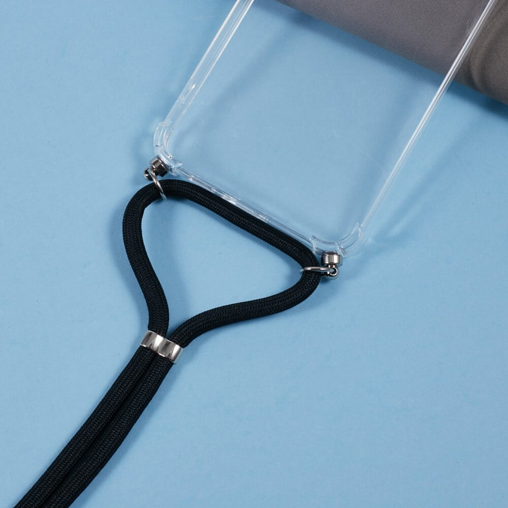 Die Cover-Discount Galaxy S24 FE Hülle mit schwarzem Umhängeband aus klarem TPU wird stilvoll auf hellblauem Hintergrund präsentiert.