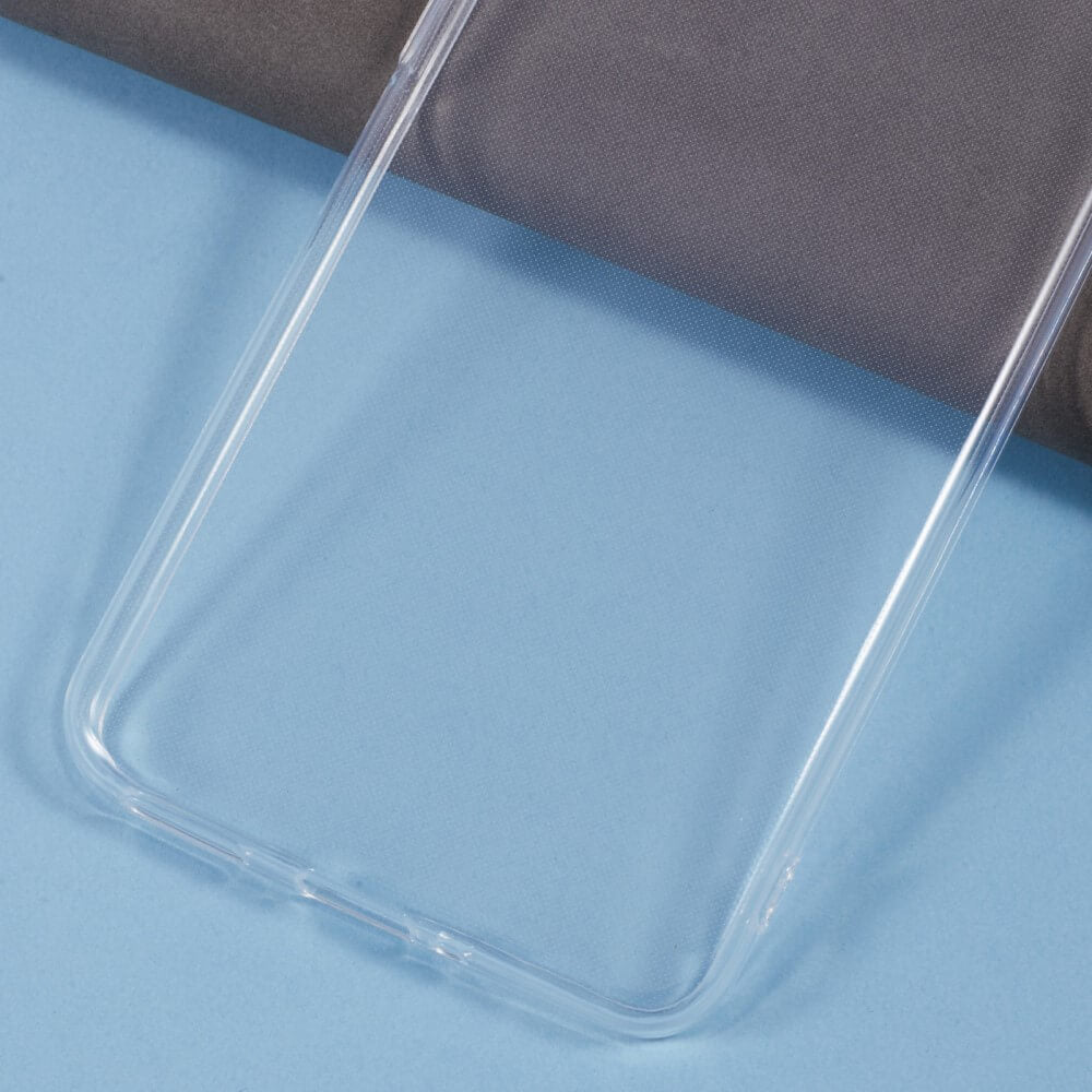 Das Cover-Discount OnePlus Nord 4 - Silikon Gummi Case transparent mit Antifingerprint-Schutz ist auf einem blauen Untergrund abgebildet, mit einem dunkelgrauen Gegenstand im Hintergrund.