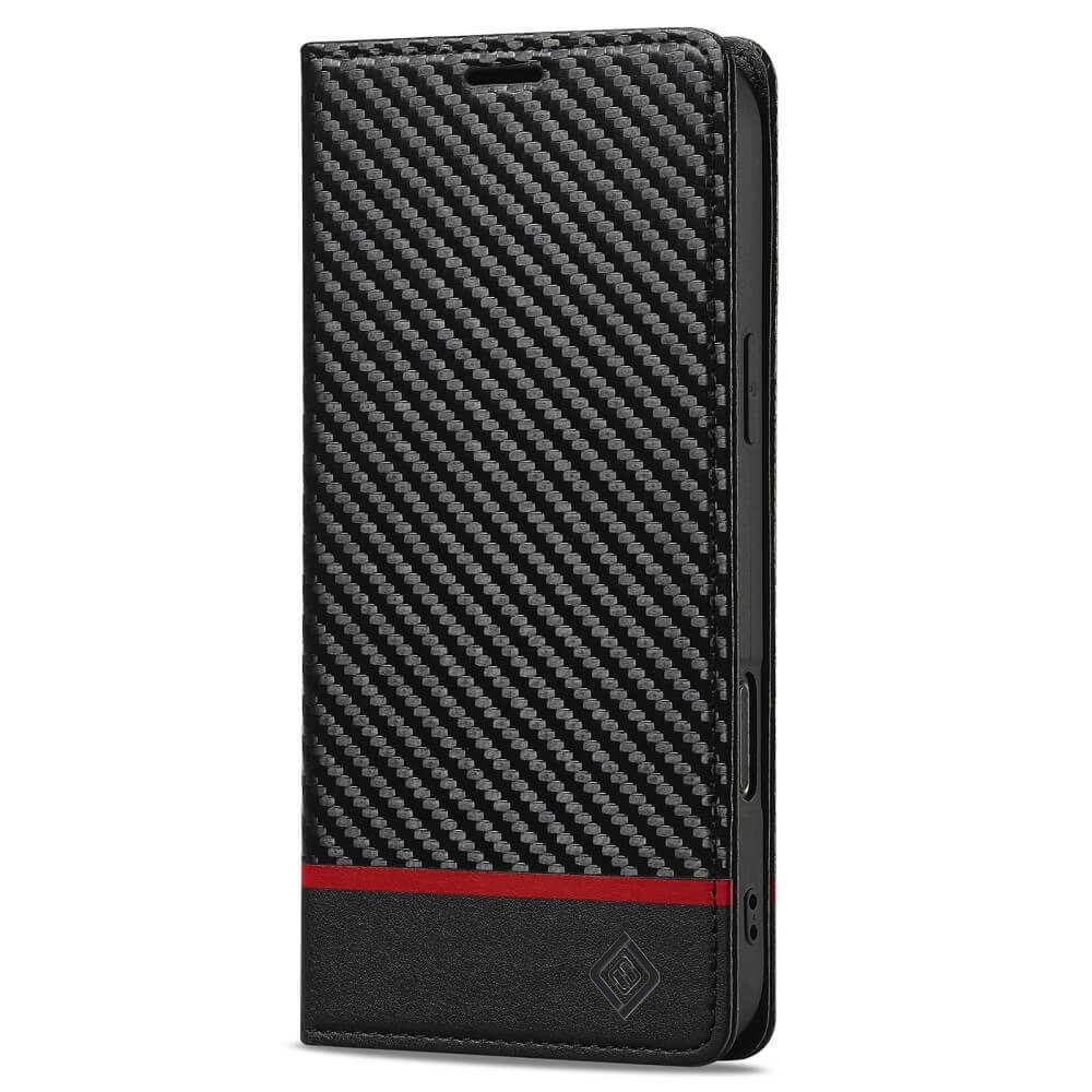 Die LC.IMEEKE Hülle Carbon Fiber für das iPhone 16 Pro bietet robusten Schutz, verfügt über ein elegantes schwarzes Design mit einem roten Streifen am unteren Rand und zeigt ein kleines geprägtes LC.IMEEKE-Logo.