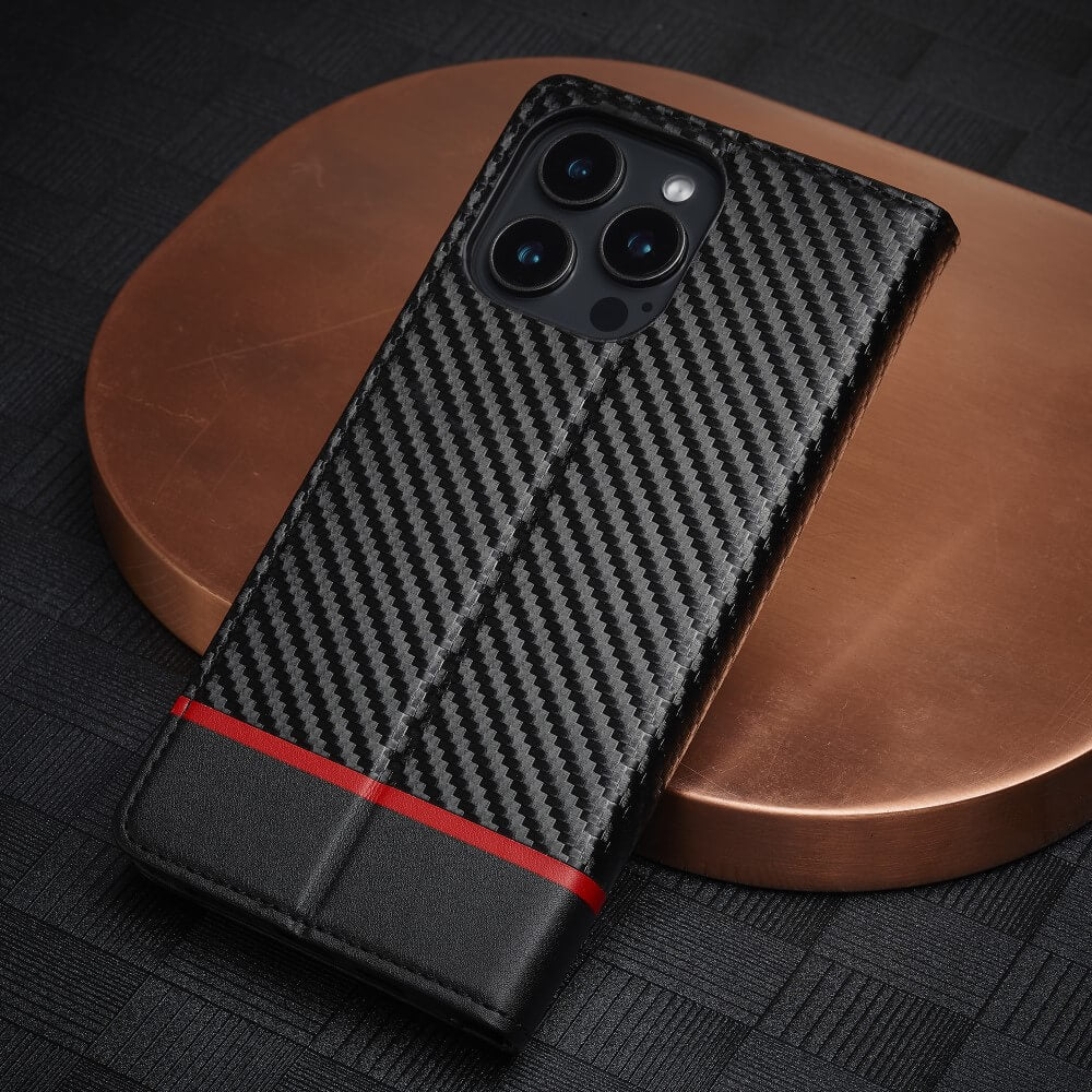 Die LC.IMEEKE Hülle Carbon Fiber für das iPhone 16 Pro verfügt über ein schwarzes Finish mit einem roten Streifen auf einer kupfer- und schwarzstrukturierten Oberfläche.