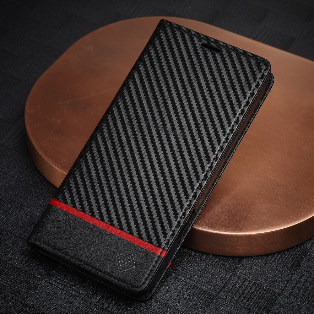 Die LC.IMEEKE Hülle Carbon Fiber für das iPhone 16 Pro verfügt über einen kräftigen roten Streifen und starken Schutz, präsentiert auf einer dunklen strukturierten Oberfläche.