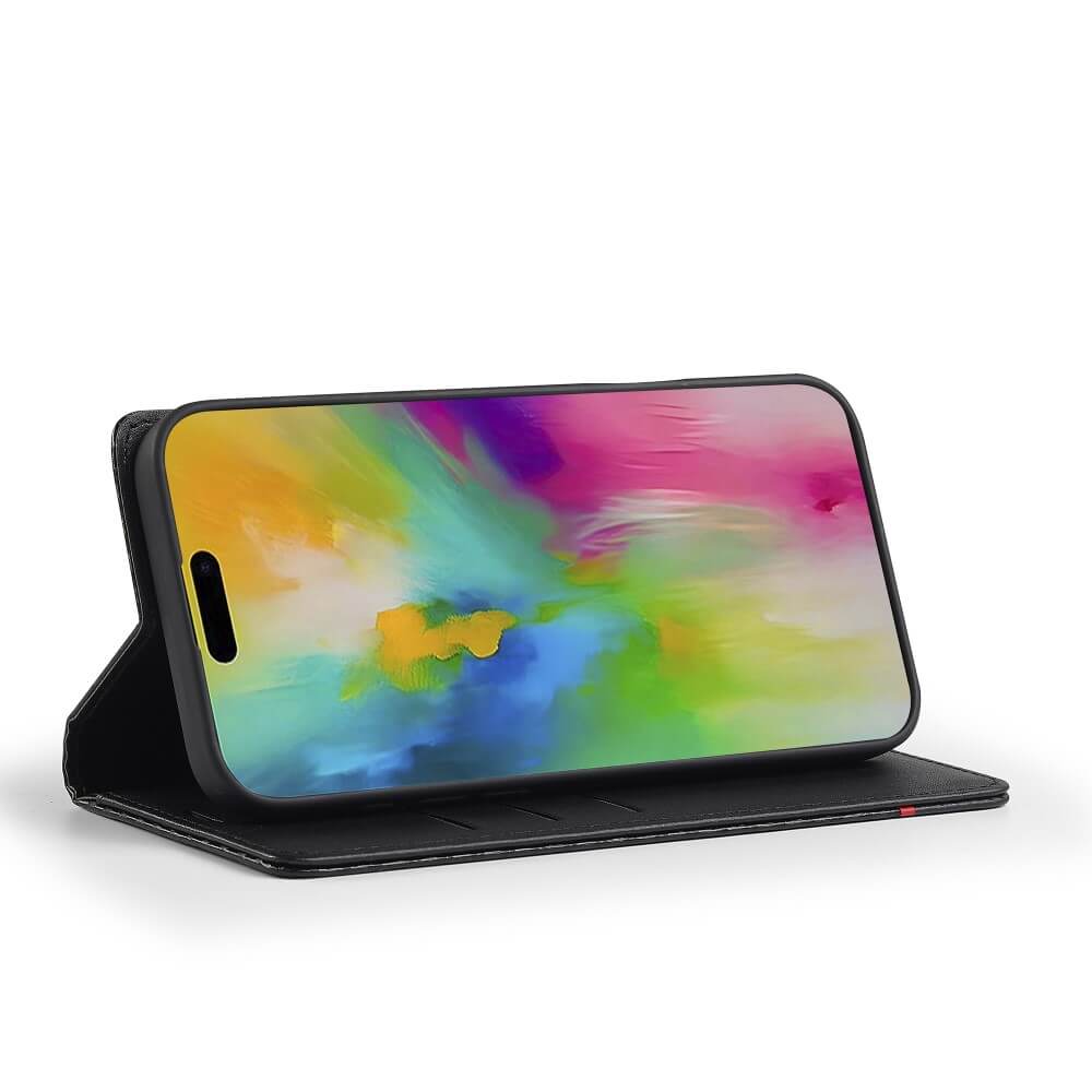 Die LC.IMEEKE Hülle aus Carbonfaser für das iPhone 16 verfügt über ein elegantes schwarzes Folio-Design mit Magnetverschluss, ist horizontal ausgerichtet und zeigt ein lebendiges abstraktes Display – ideal für Stil und Schutz.