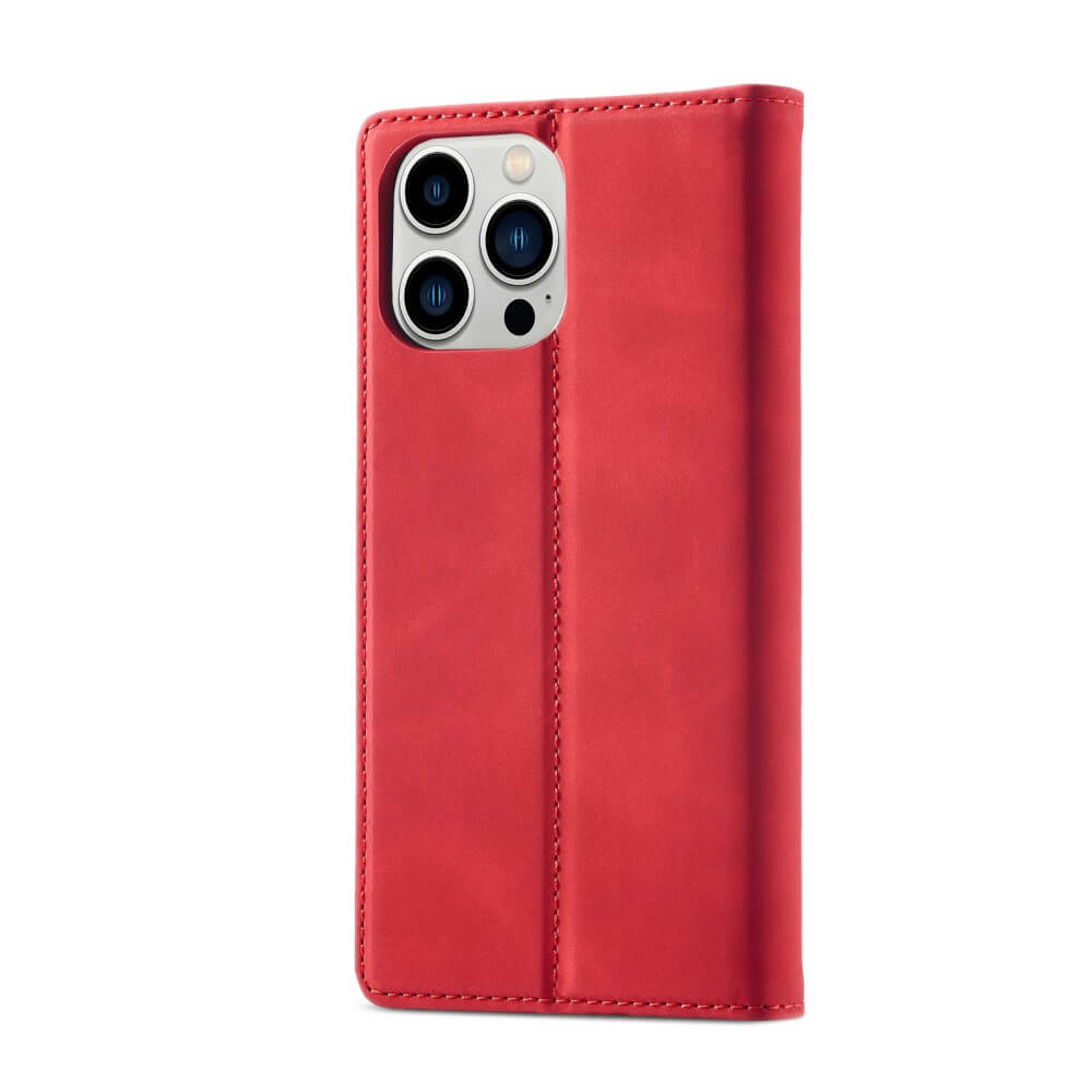 Das LC.IMEEKE Flip Case Vintage für das iPhone 16 Pro verfügt über ein rotes Lederdesign mit einer faltbaren Abdeckung in Wildlederoptik, die die Rückkameras teilweise freigibt.