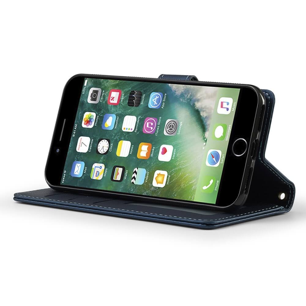 Das iPhone SE wird elegant in der Stand-up-Hülle LC.IMEEKE Teilbare Brieftasche 2-in-1 Handyhülle vor einem makellos weißen Hintergrund präsentiert.