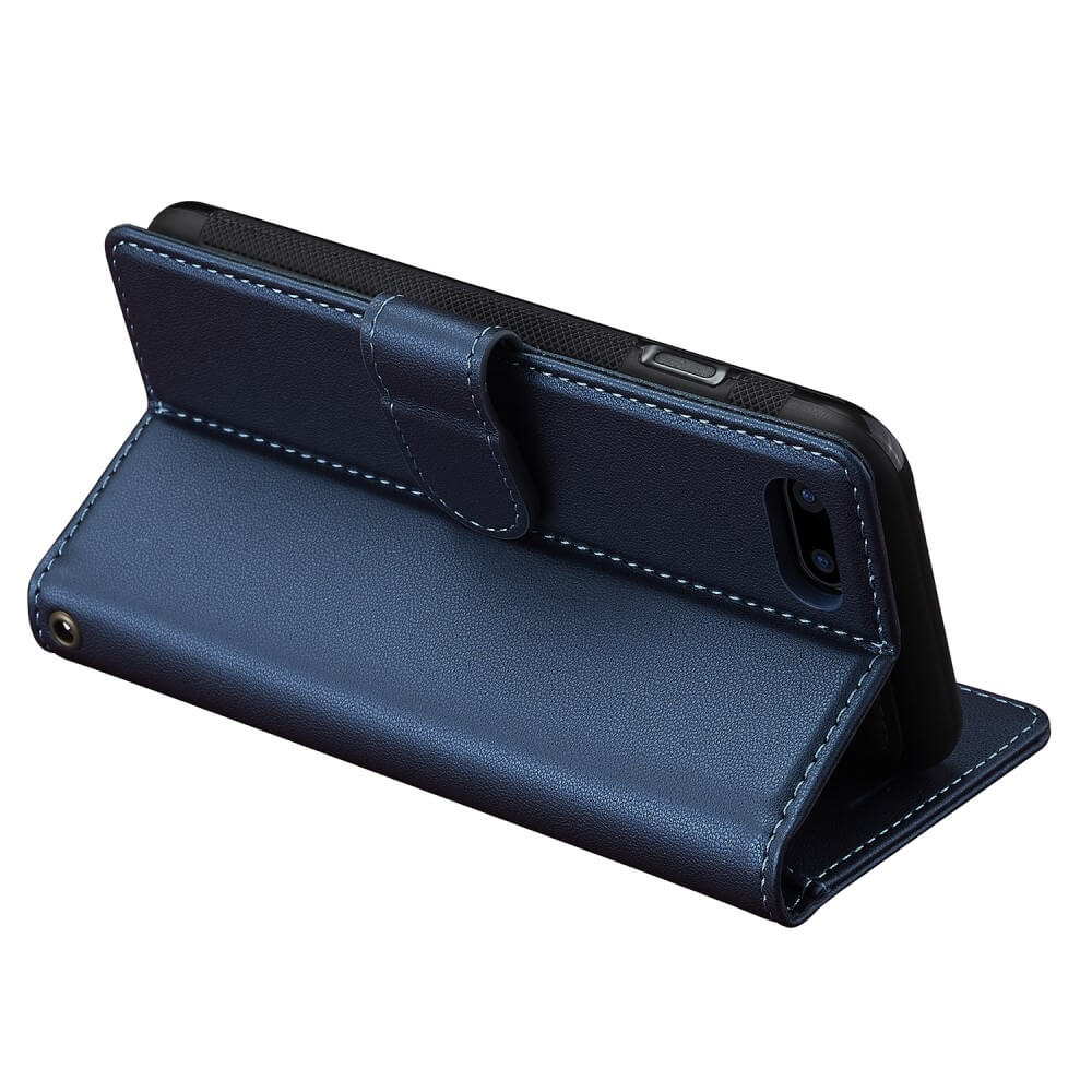 Ein iPhone SE ist elegant horizontal in einer schlanken, blauen LC.IMEEKE Teilbare Brieftasche 2-in-1-Handyhülle platziert und bietet den Komfort des kabellosen Ladens mit nahtlosem Stil und Funktionalität.