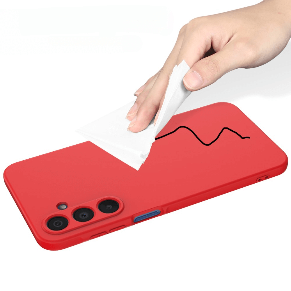 Mit einem Tuch wischt jemand eine schwarze Markierung von der roten Cover-Discount Galaxy A16 - Silikon Gummi Hülle mit Riemen.