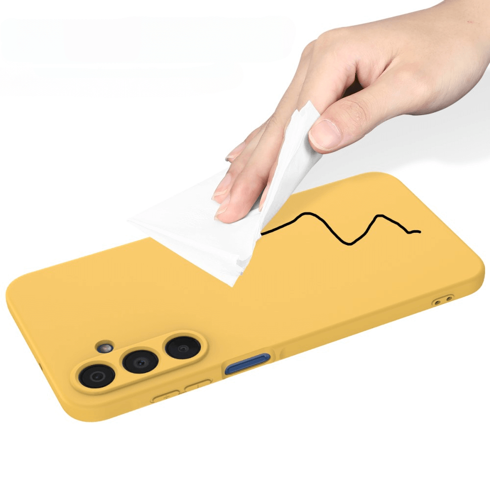 Eine Hand wischt mit einem weißen Tuch eine schwarze Schlangenlinie von der Galaxy A16 - Silikon Gummi Hülle mit Riemen von Cover-Discount und zeigt damit, wie einfach sich diese robuste Hülle reinigen lässt.