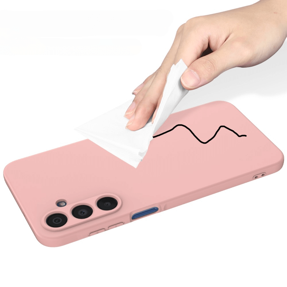 Eine Hand wischt ein rosafarbenes Cover-Discount Galaxy A16 - Silikon Gummi Hülle mit Riemen mit einem Taschentuch ab; Diese strapazierfähige Schutzhülle zeigt ein schlichtes schwarzes Liniendesign.