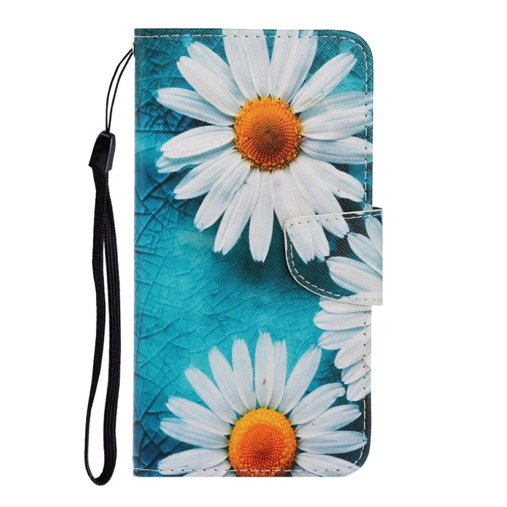 Die Cover-Discount Galaxy A16 – Tasche Hülle mit Motiv verfügt über zwei weiße Gänseblümchen auf blauem Hintergrund, eine schwarze Handschlaufe und praktische Kartenfächer.