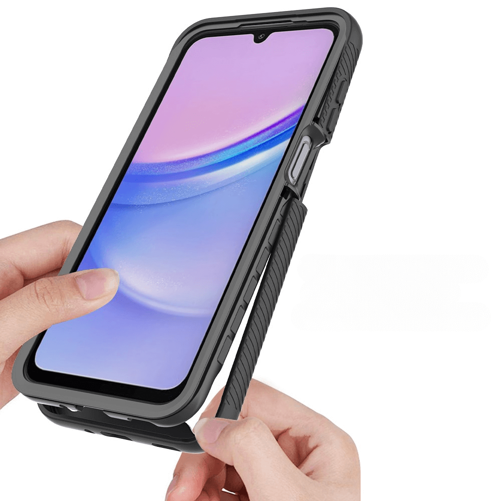 Hände, die eine Cover-Discount Galaxy A16 - Full Protection Schutzhülle auf ein Smartphone montieren und dabei das kristallklare Design vor einem leuchtend violetten und blauen Bildschirmhintergrund hervorheben.