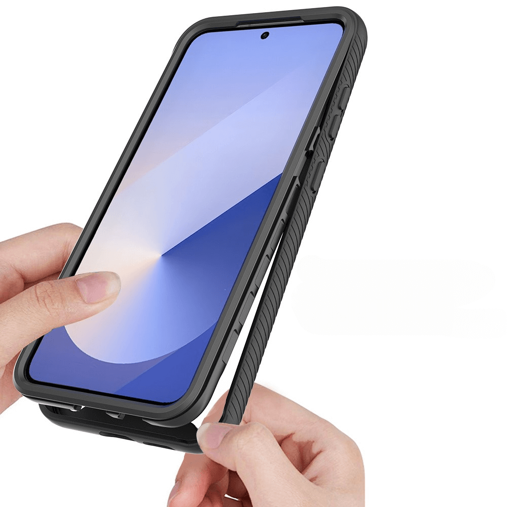 Hände legen ein Smartphone in eine schwarze Cover-Discount Galaxy S25+ Plus - Full Protection Schutzhülle, entworfen für kabelloses Aufladen, vor einem weißen Hintergrund.