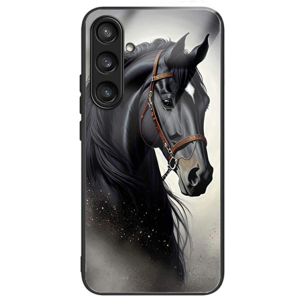 Schützen Sie Ihr Galaxy S25+ Plus mit der Panzerglas-Handyhülle von Cover-Discount. Sie verfügt über eine realistische Illustration eines schwarzen Pferdes mit Zaumzeug auf der Rückseite und einen robusten TPU-Rahmen für zusätzlichen Schutz.