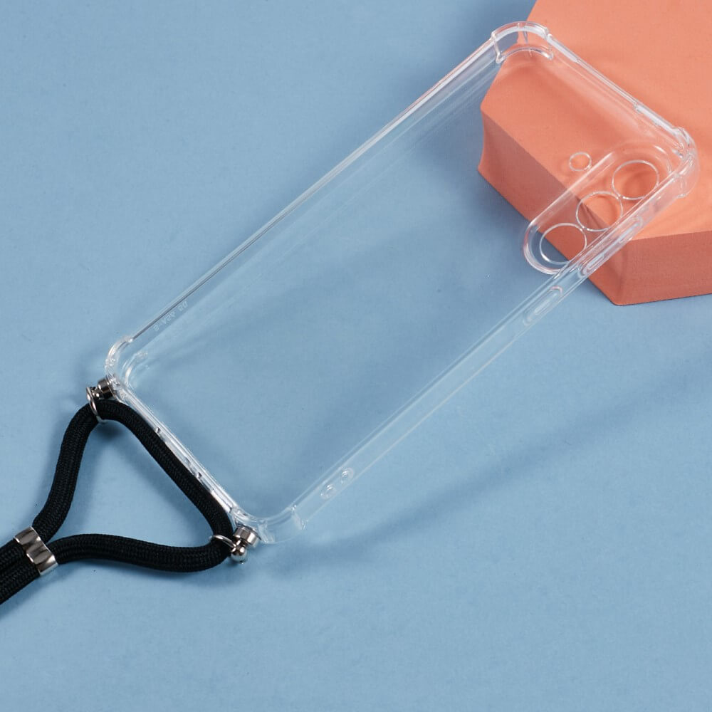 Die Cover-Discount Galaxy A56 5G – Hülle mit Umhängeband (Clear TPU, schwarzes Band) ist auf einer hellblauen Oberfläche neben einem pfirsichfarbenen Block abgebildet.