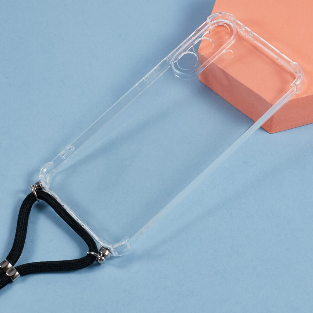 Die Cover-Discount Galaxy A56 5G - Hülle mit Umhängeband aus klarem TPU liegt auf einer blauen Fläche neben einem pfirsichfarbenen Block.