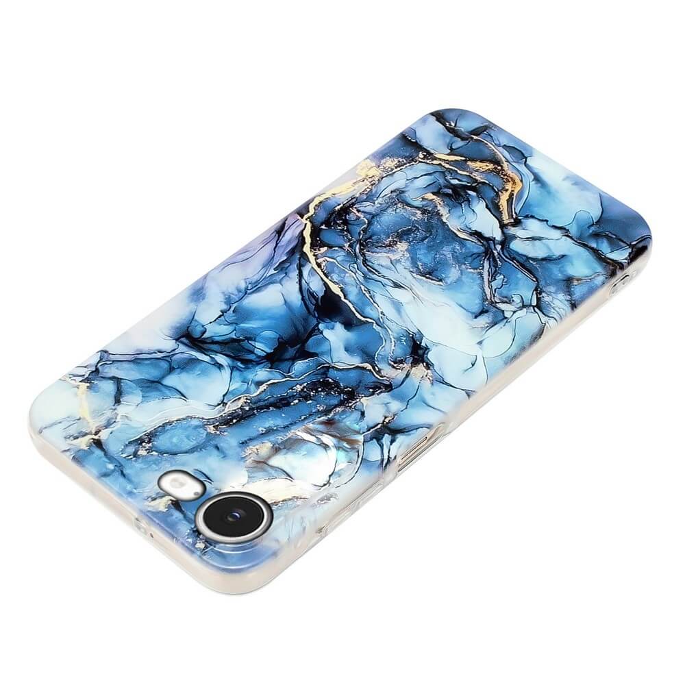 Die iPhone 16e - Silikon Hülle mit Marmor Motiv von Cover-Discount bietet eleganten blauen Marmor-Look mit goldenen Akzenten und schützt stilvoll die Rückseite Ihres Smartphones.