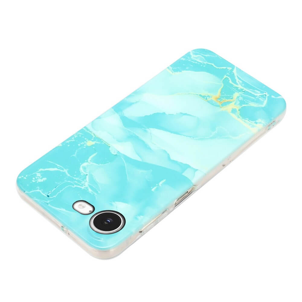 Die iPhone 16e - Silikon Hülle mit Marmor Motiv von Cover-Discount in Blau-Weiß mit goldenen Adern liegt auf einer weißen Oberfläche.