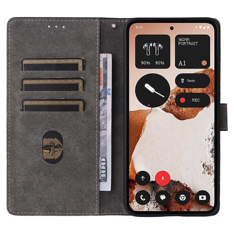 Die CMF Phone 2 Pro Ledertasche von Cover-Discount ist eine schwarze Smartphonetasche mit Kartenfächern, Geldfach auf der linken Seite und eingebautem RFID-Blocker für zusätzliche Sicherheit.