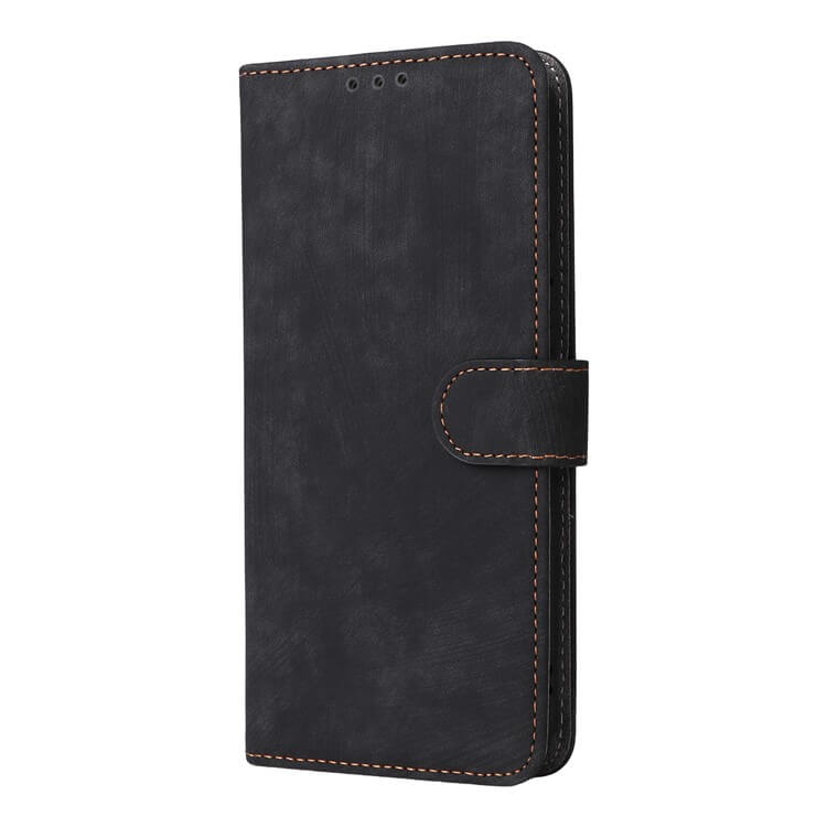 Die Cover-Discount CMF Phone 2 Pro - Ledertasche mit RFID Blocker ist eine schwarze Ledertasche mit braunen Nähten, Magnetverschluss und Standfunktion und bietet zuverlässigen RFID-Schutz für Ihr Handy.