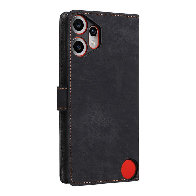 Die Ledertasche mit RFID-Blocker für CMF Phone 2 Pro von Cover-Discount ist eine schwarze Ledertasche mit roten Akzenten, genähten Kanten und drei Öffnungen für die Rückkamera.