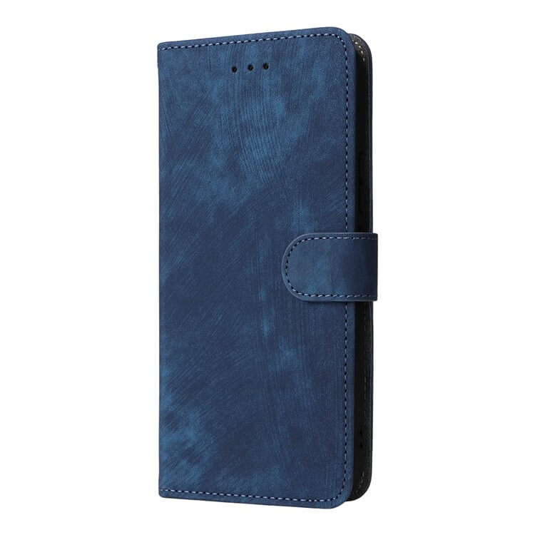 Cover-Discount CMF Phone 2 Pro - Ledertasche mit RFID Blocker, blaue Handyhülle mit Magnetverschluss, stehend vor weißem Hintergrund.